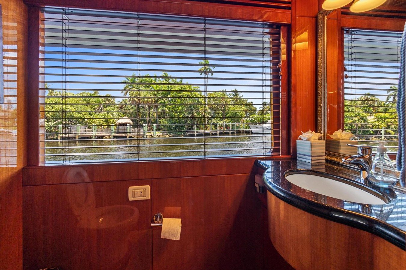 best yacht sales deals JEF82110L506 2006