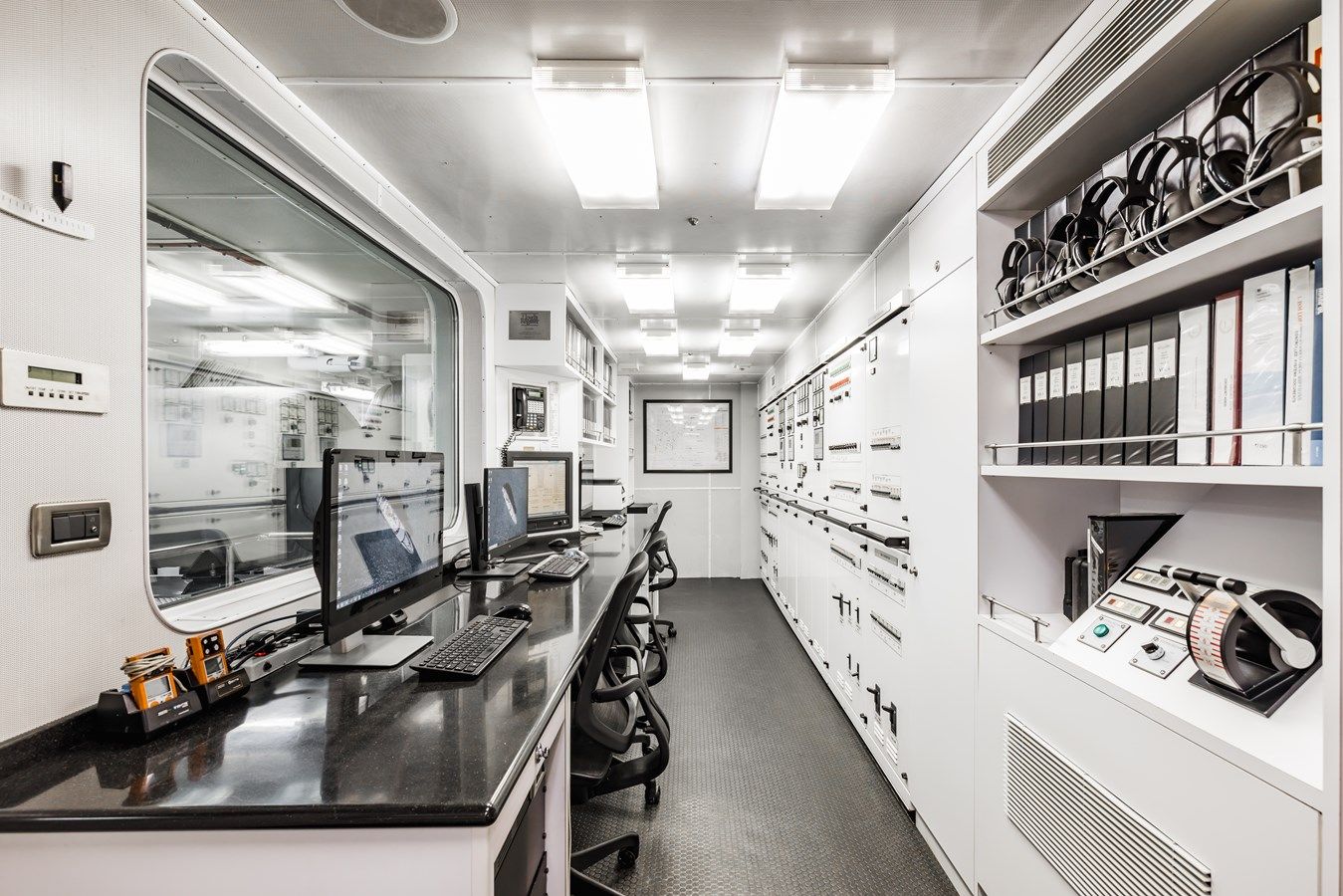 Лучшая цена на LAUREL 2006