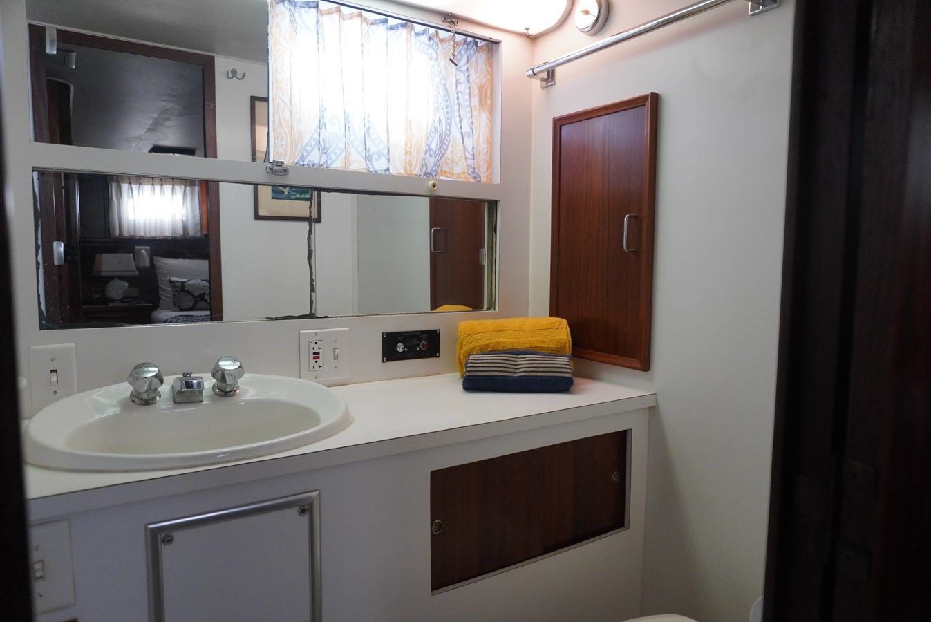 Купить яхту DHARMA - Hatteras в Shestakov Yacht Sales