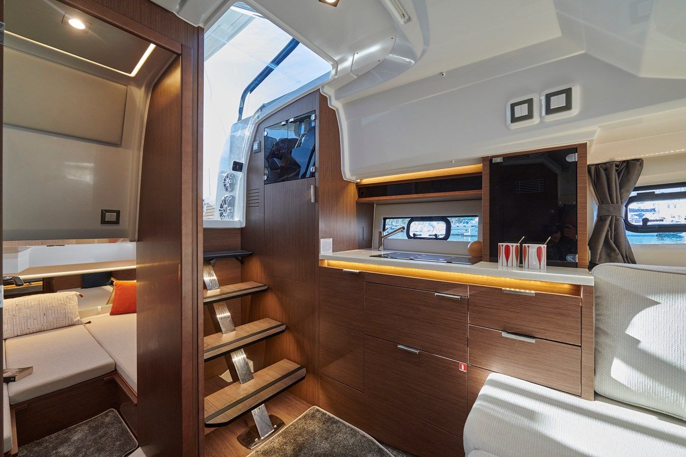 Купить Jeanneau Leader 10.5 S2 2023