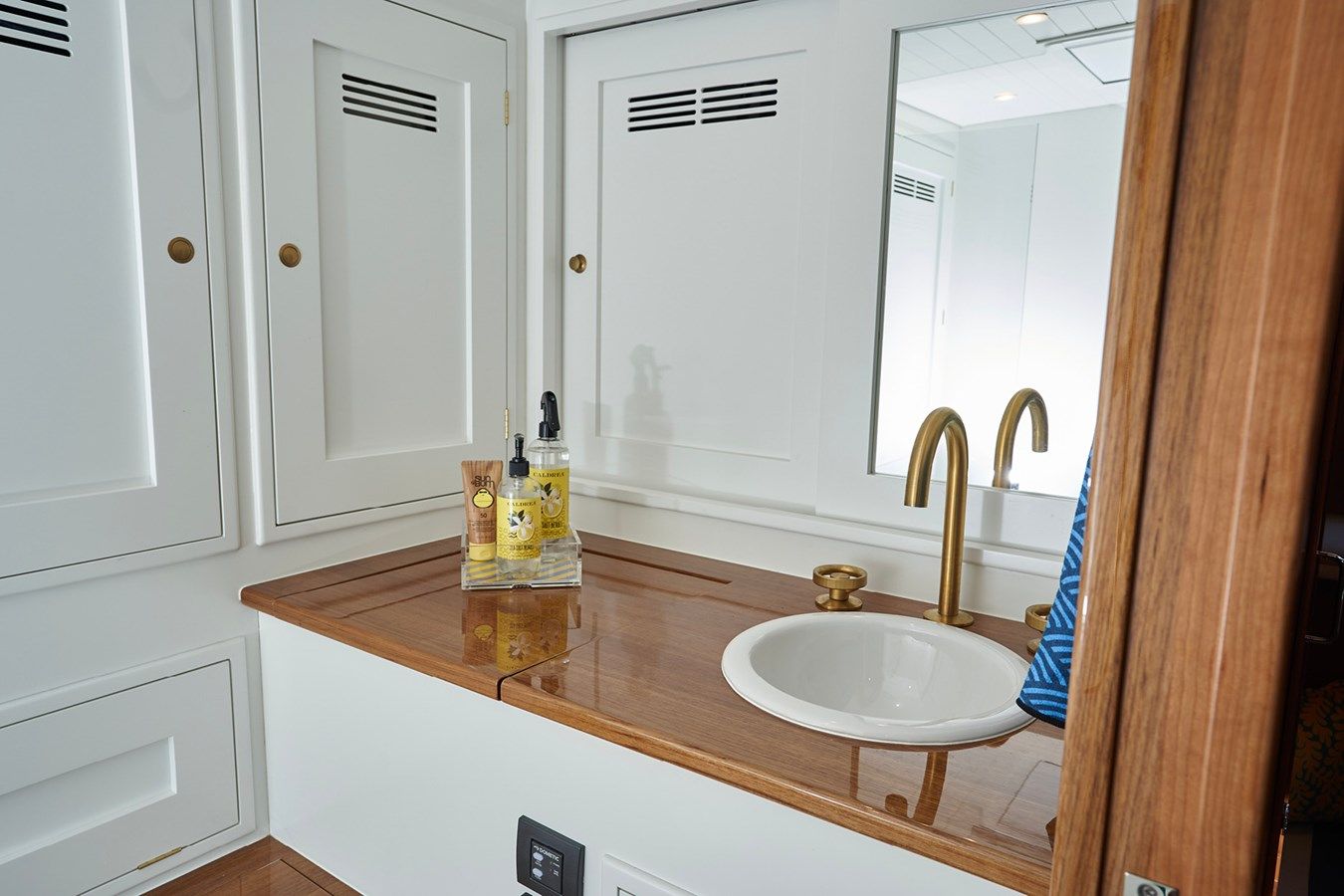 Продажа яхты DAYCHASER - BARTON & GRAY YACHTWORKS