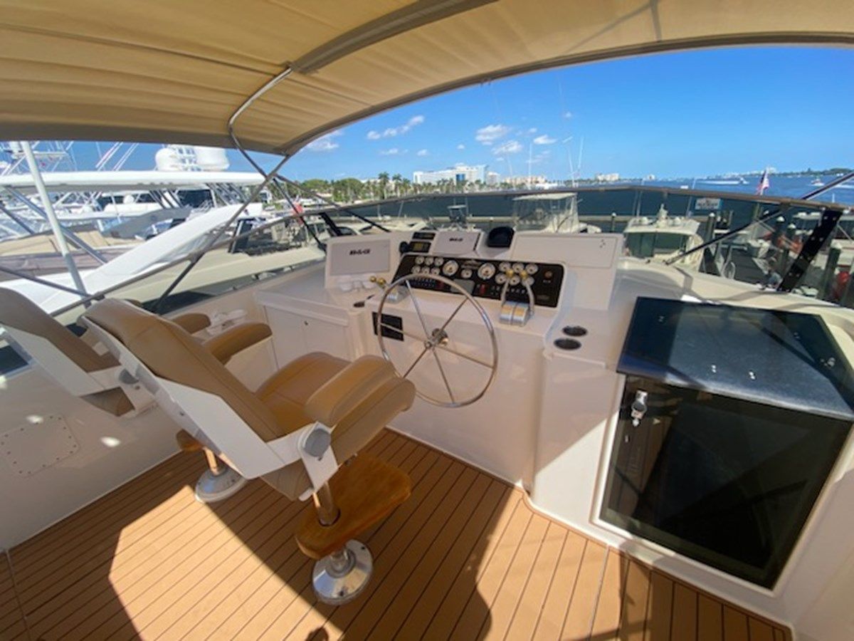 Buy a yacht 78 - Hatteras