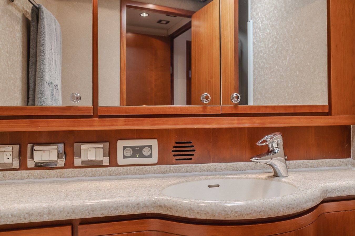 Купить Pura Vida - Bertram Yacht