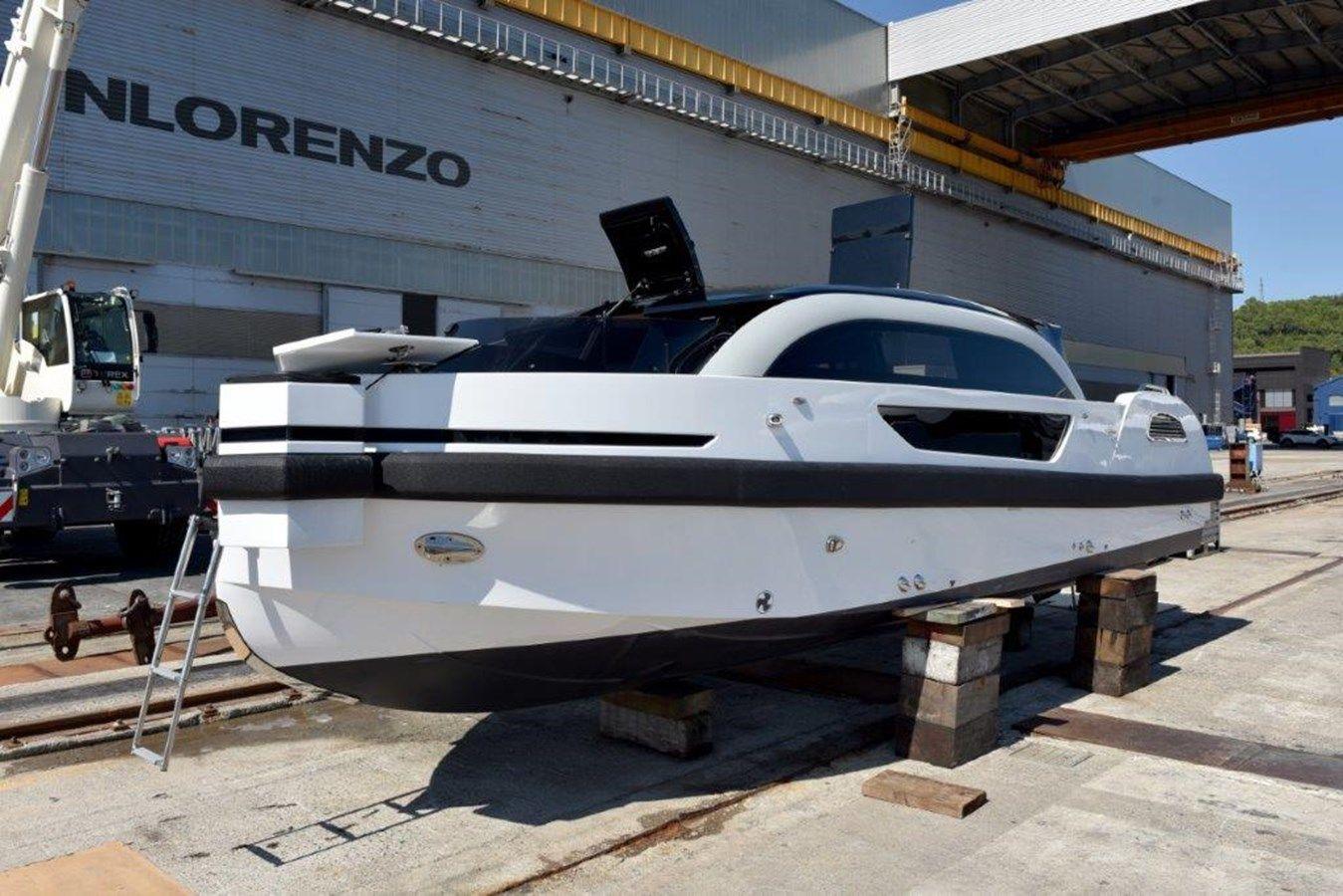 the best price on WB 7.5m CUSTOM LIMO TENDER 24