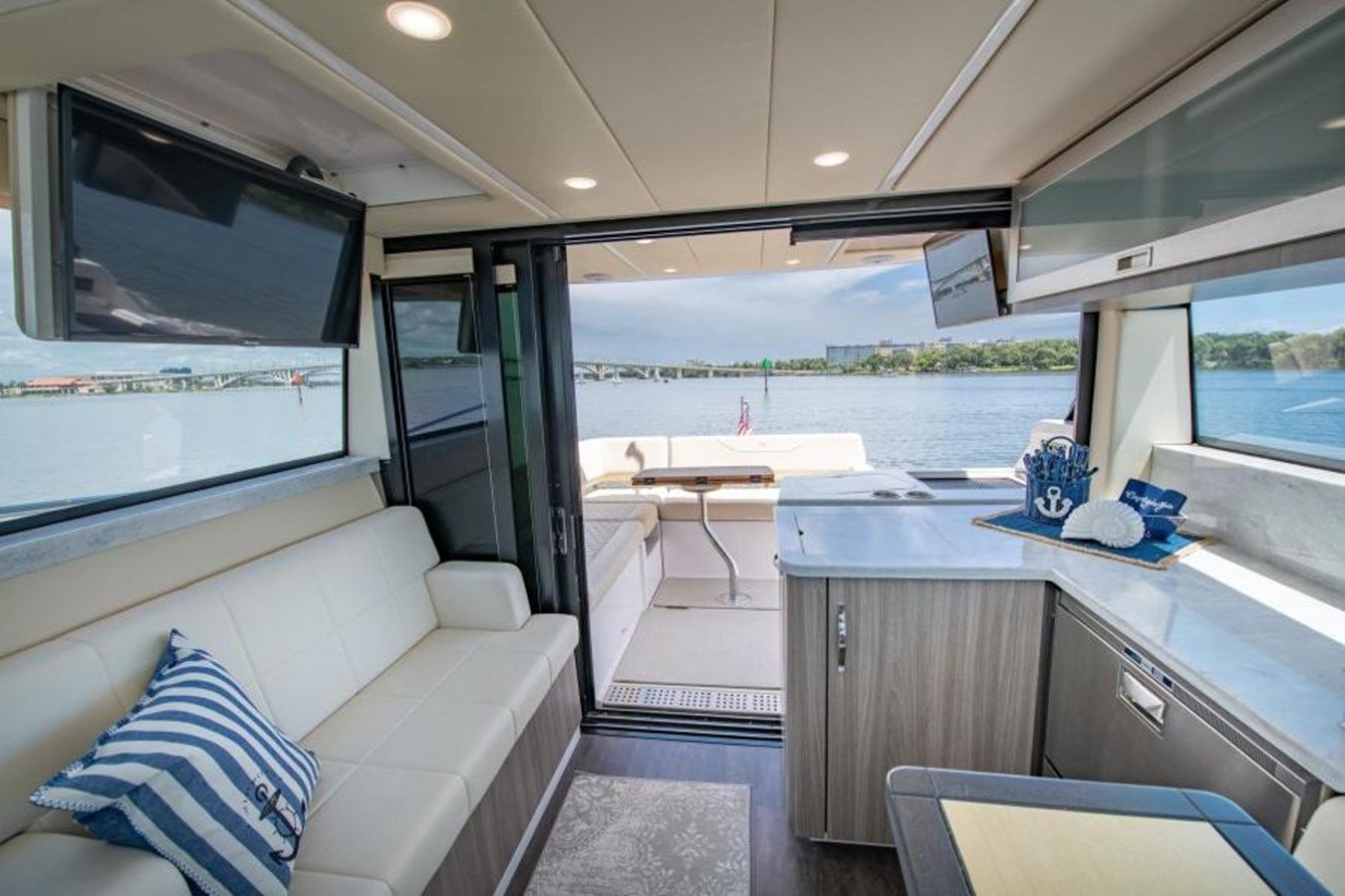 Buy a yacht Regal 38 - Regal