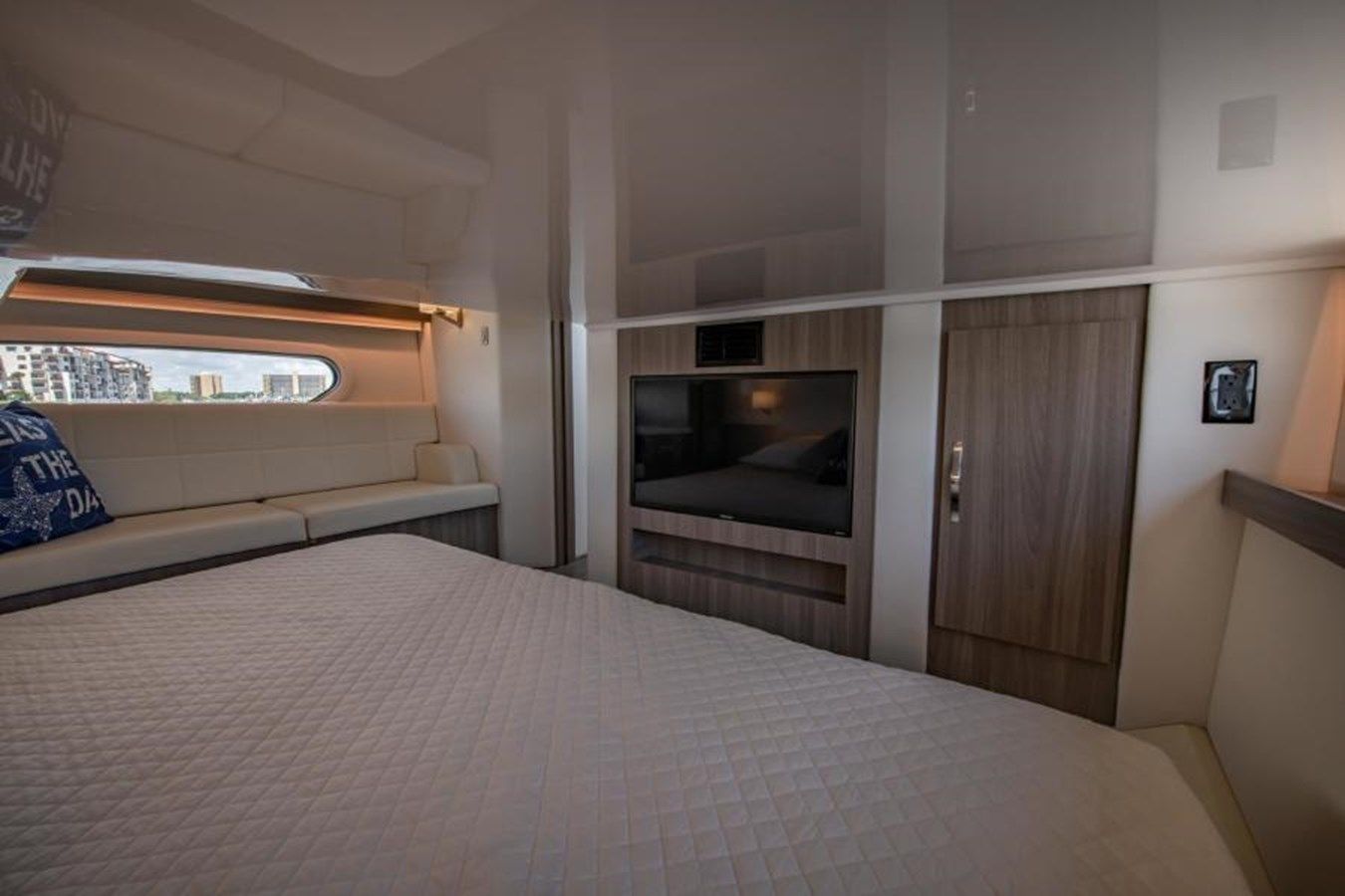 Buy a yacht Regal 38 2020