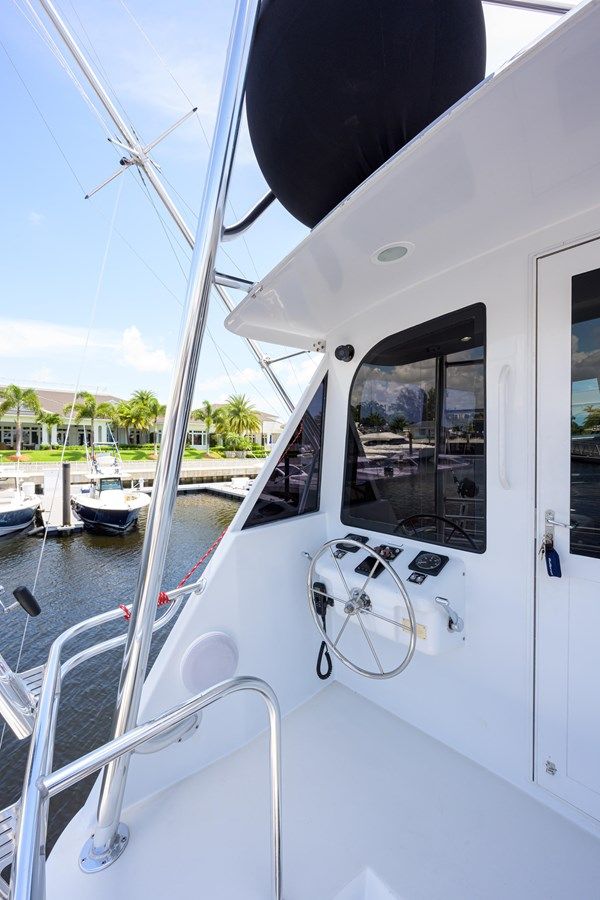 Enclosed Bridge - Hatteras yacht sale