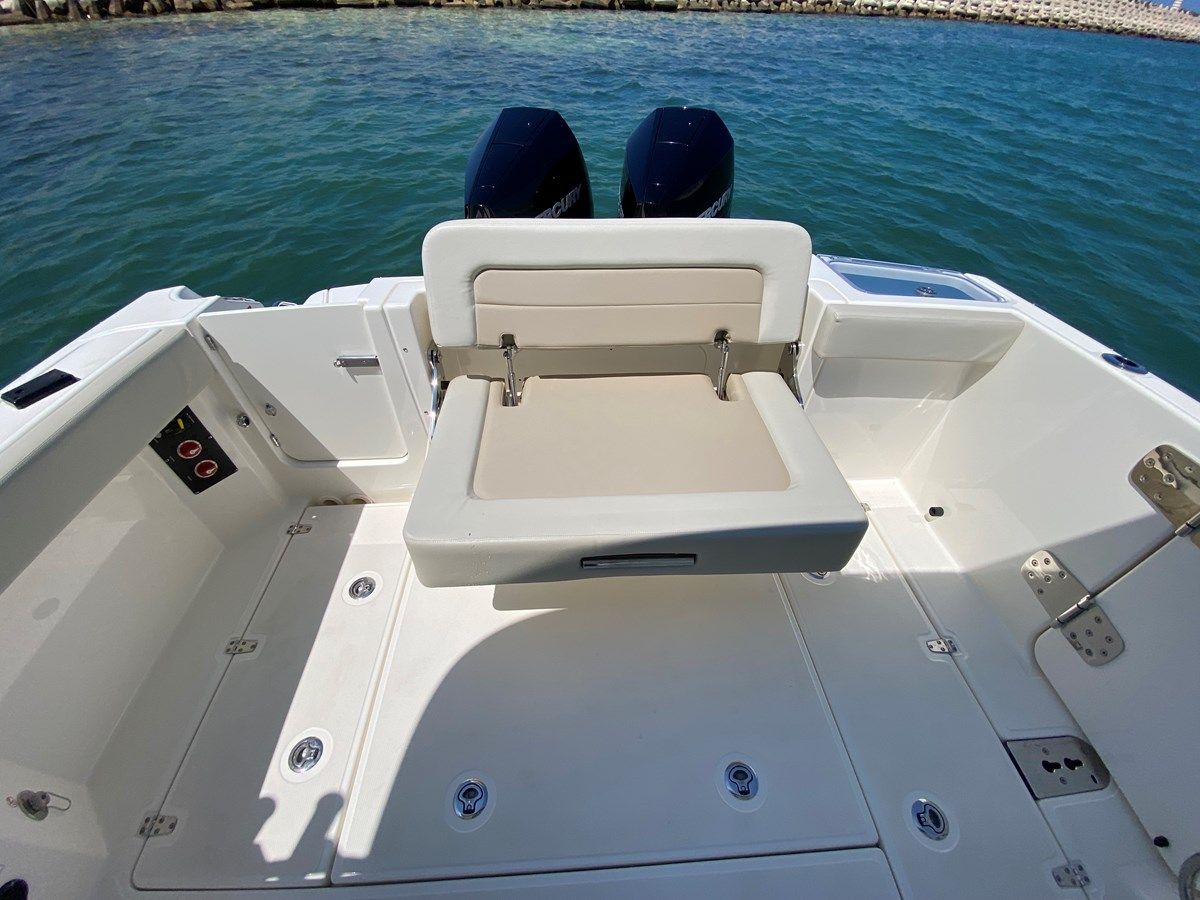 best yacht sales deals 2021 Boston Whaler 280 Vantage @ Cancun