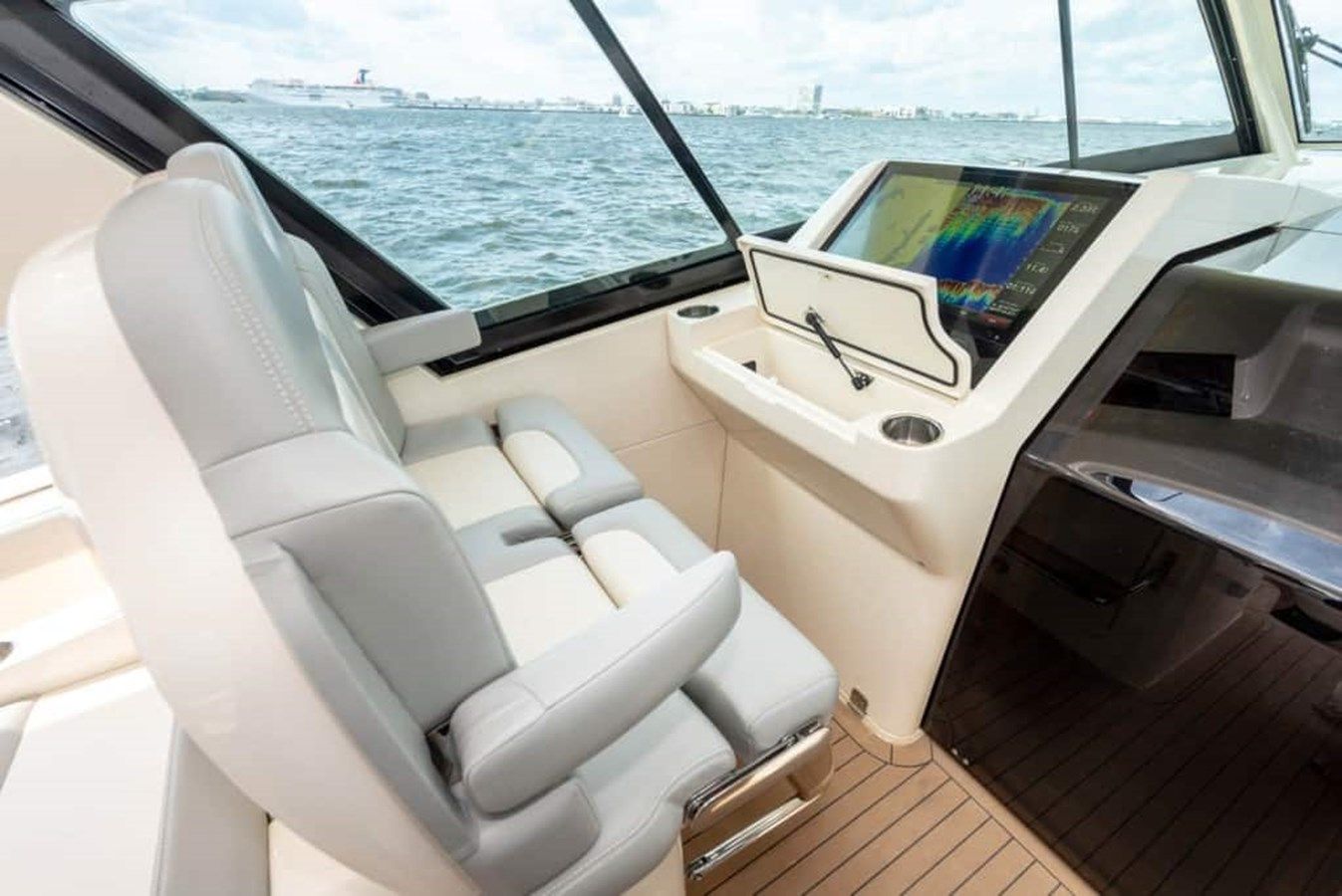 Купить яхту 2024 Scout 530 LXF 2024 в Shestakov Yacht Sales