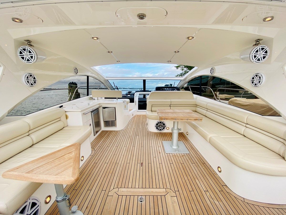 Купить яхту ESSENCE - Sunseeker в Shestakov Yacht Sales