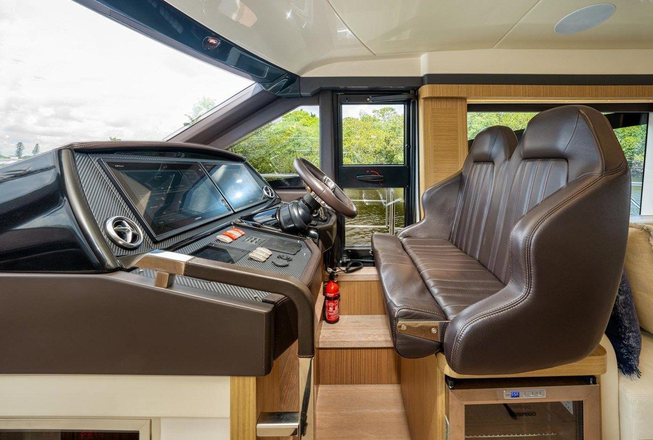 Buy a yacht Four Sail Flybridge