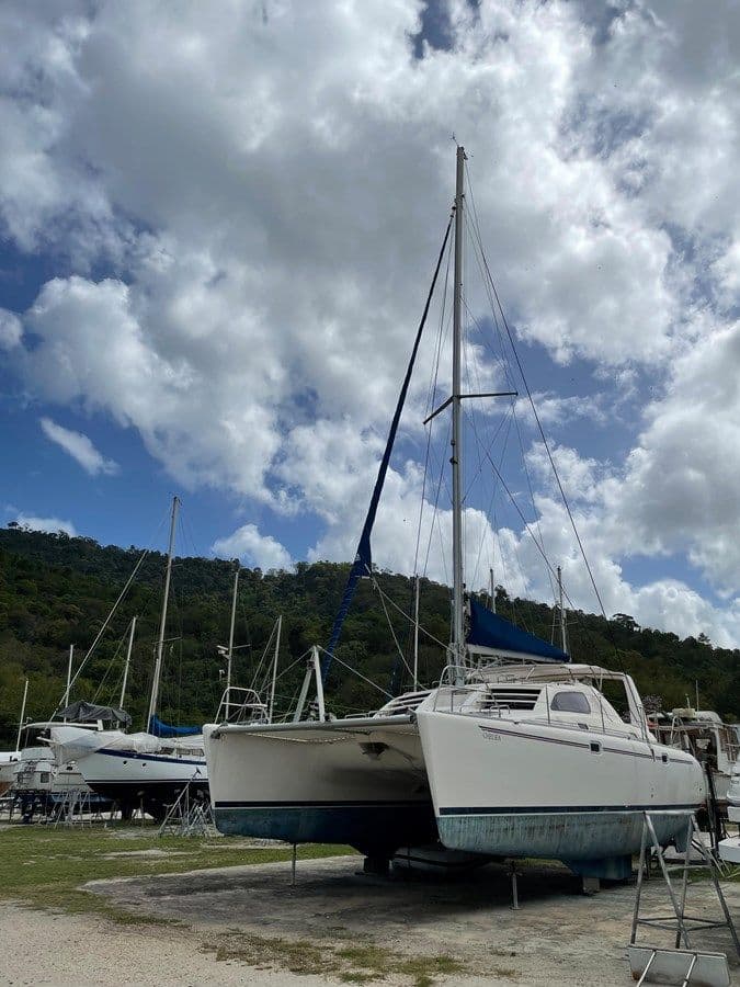 2000 Moorings 3800 38 yacht sale