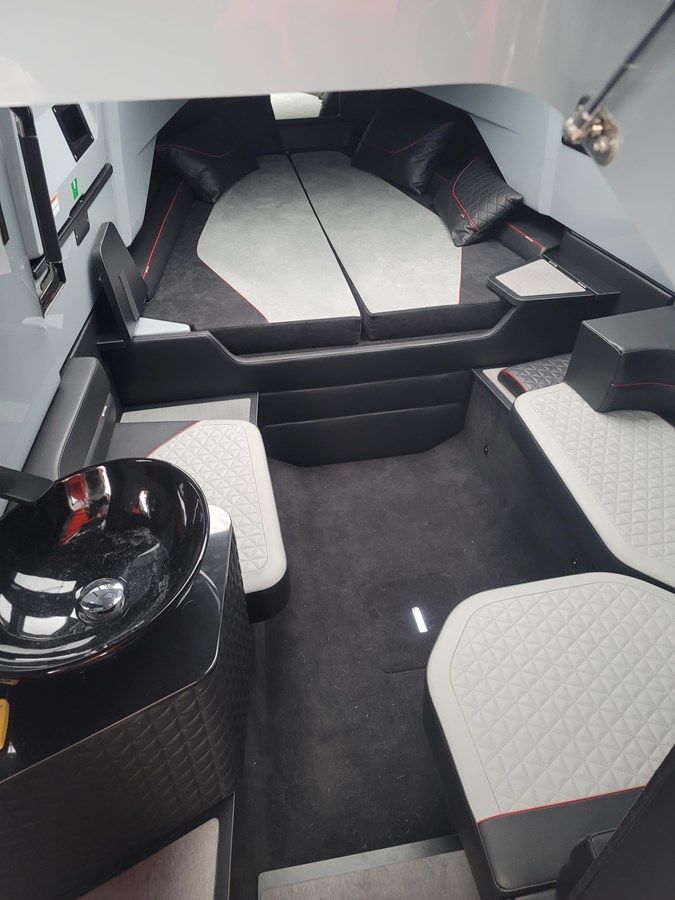 Стоимость яхты - 37 Brabus Shadow