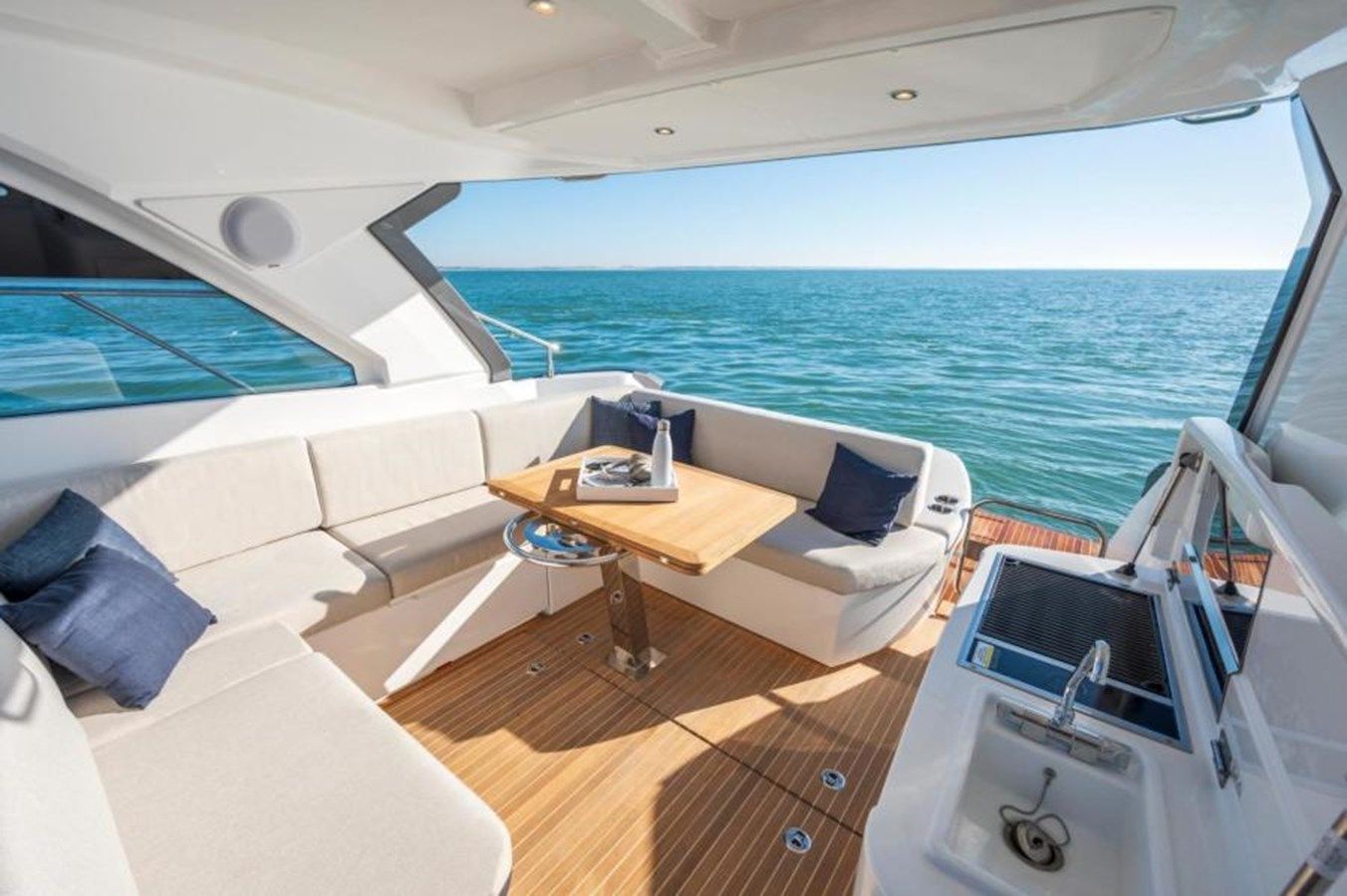 Buy a yacht IN STOCK - Beneteau
