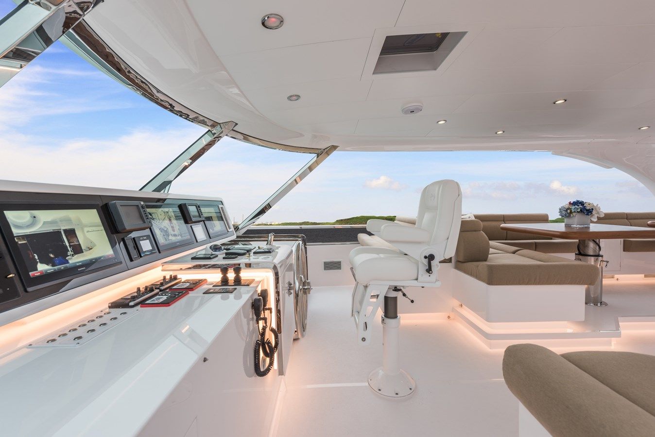 Buy a yacht Horizon E98 2026