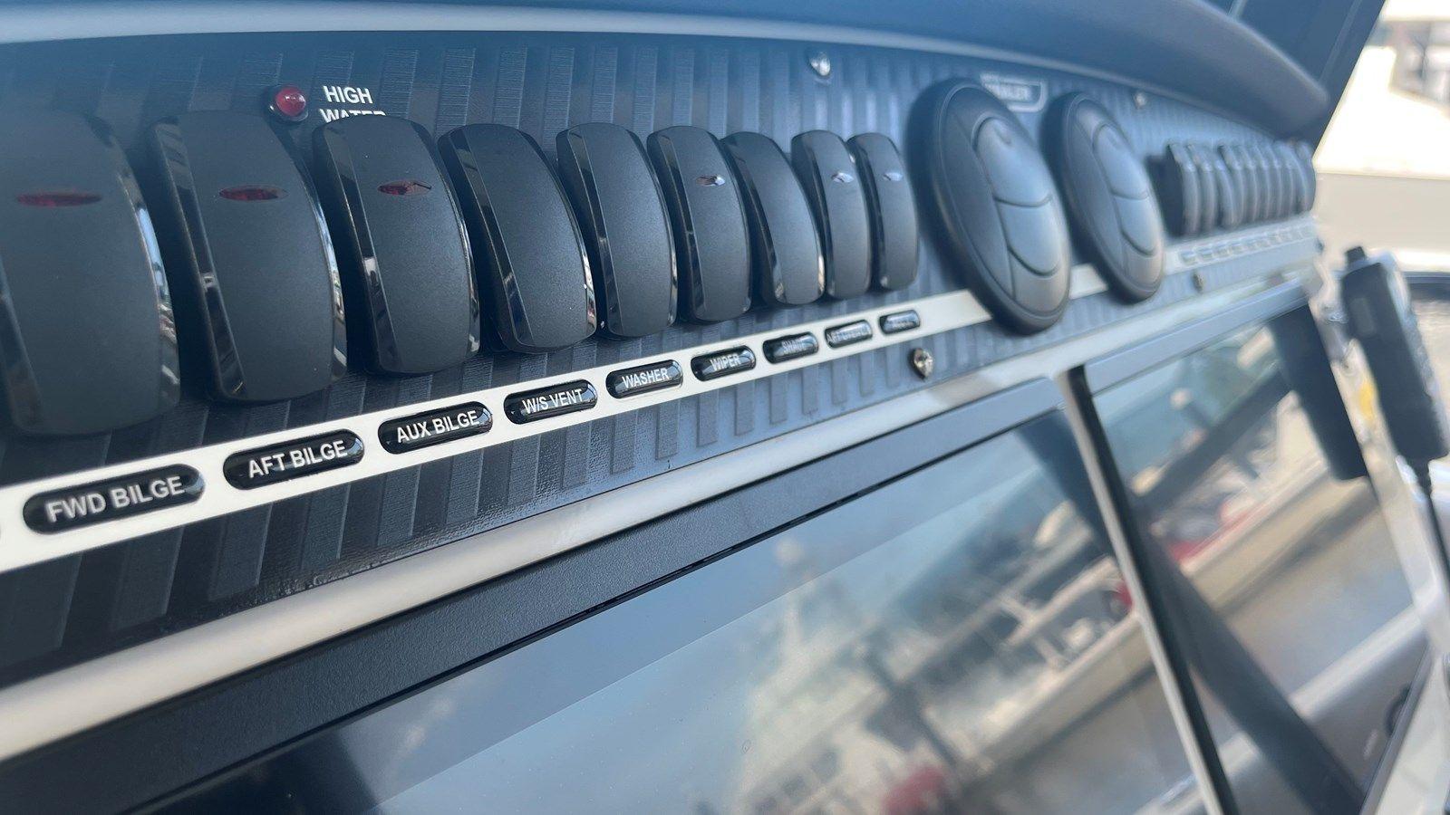 BLUE WHALER - Boston Whaler yacht sale