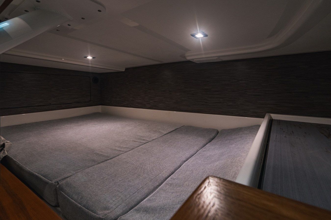 the best price on No Name - Tiara