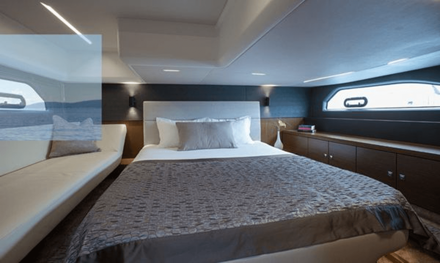 Купить 2023  Bavaria R40 Fly - Charleston - Bavaria Yachts