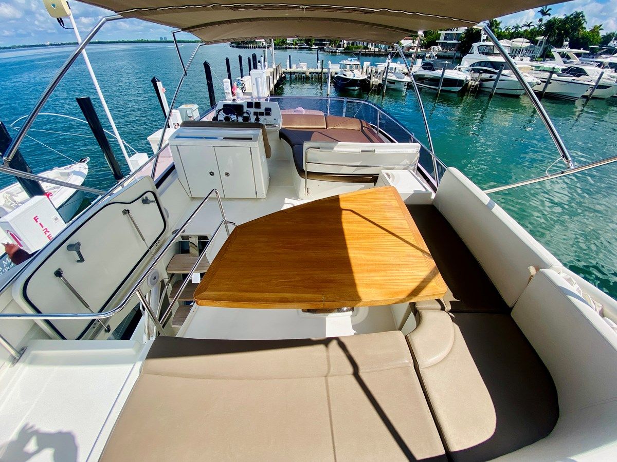 Buy a Knee Deep - PRESTIGE at Shestakov Yacht Sales