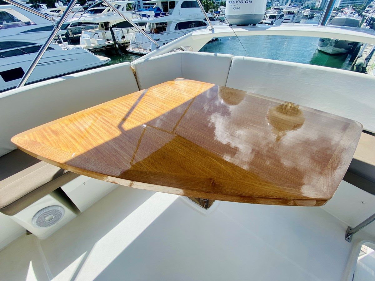 Buy a yacht Knee Deep