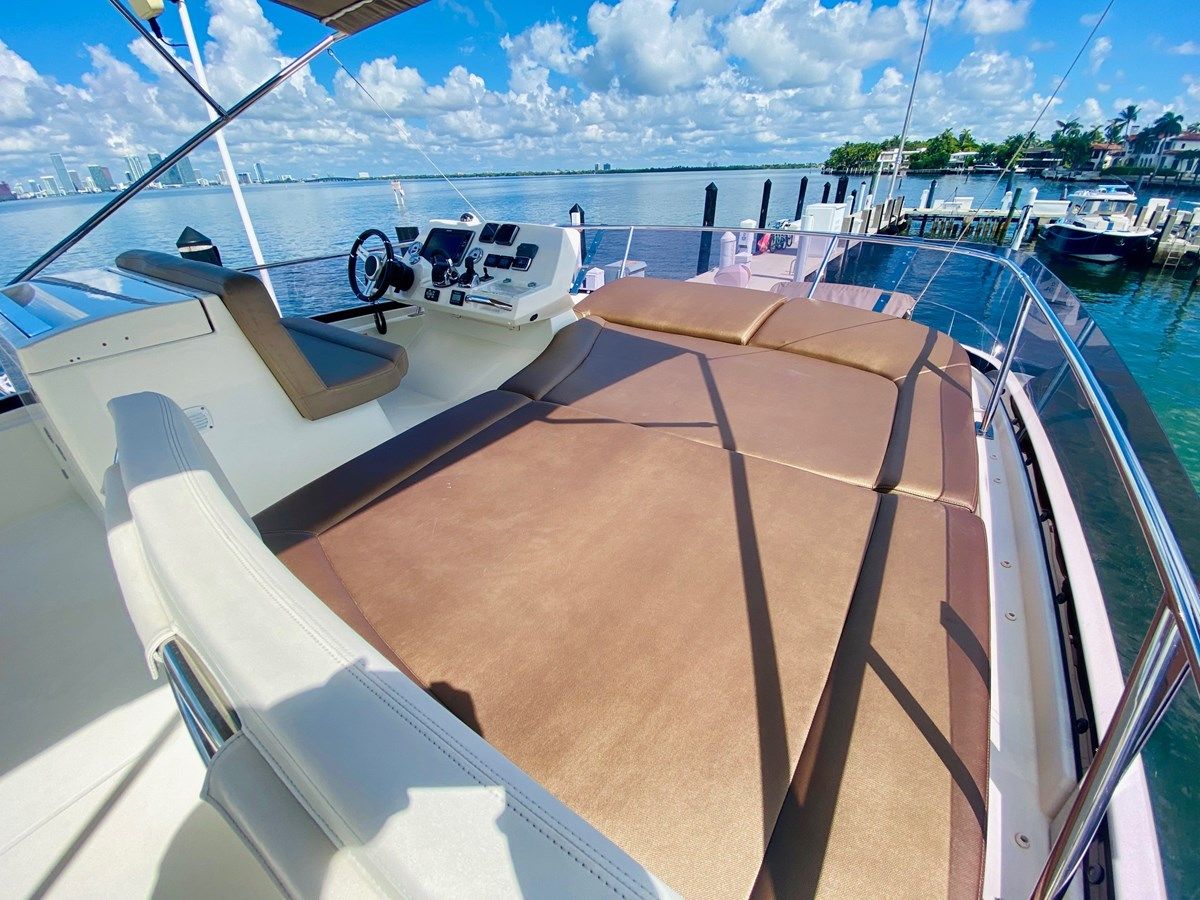 Knee Deep - PRESTIGE yacht sale