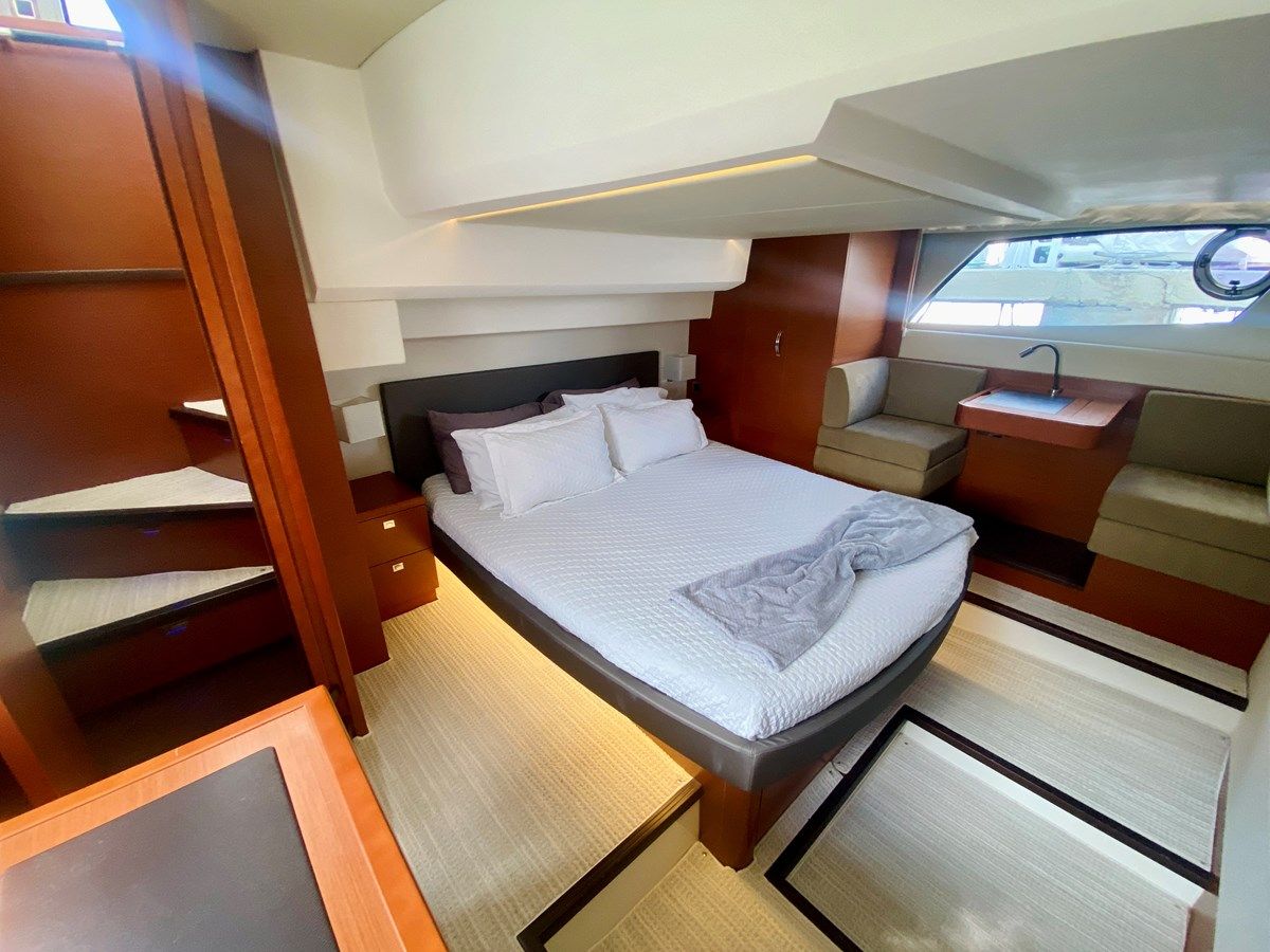 Buy a yacht Knee Deep 500