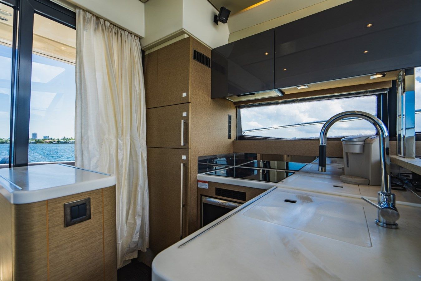 Лучшие предложения покупки яхты INVICTUS 2018