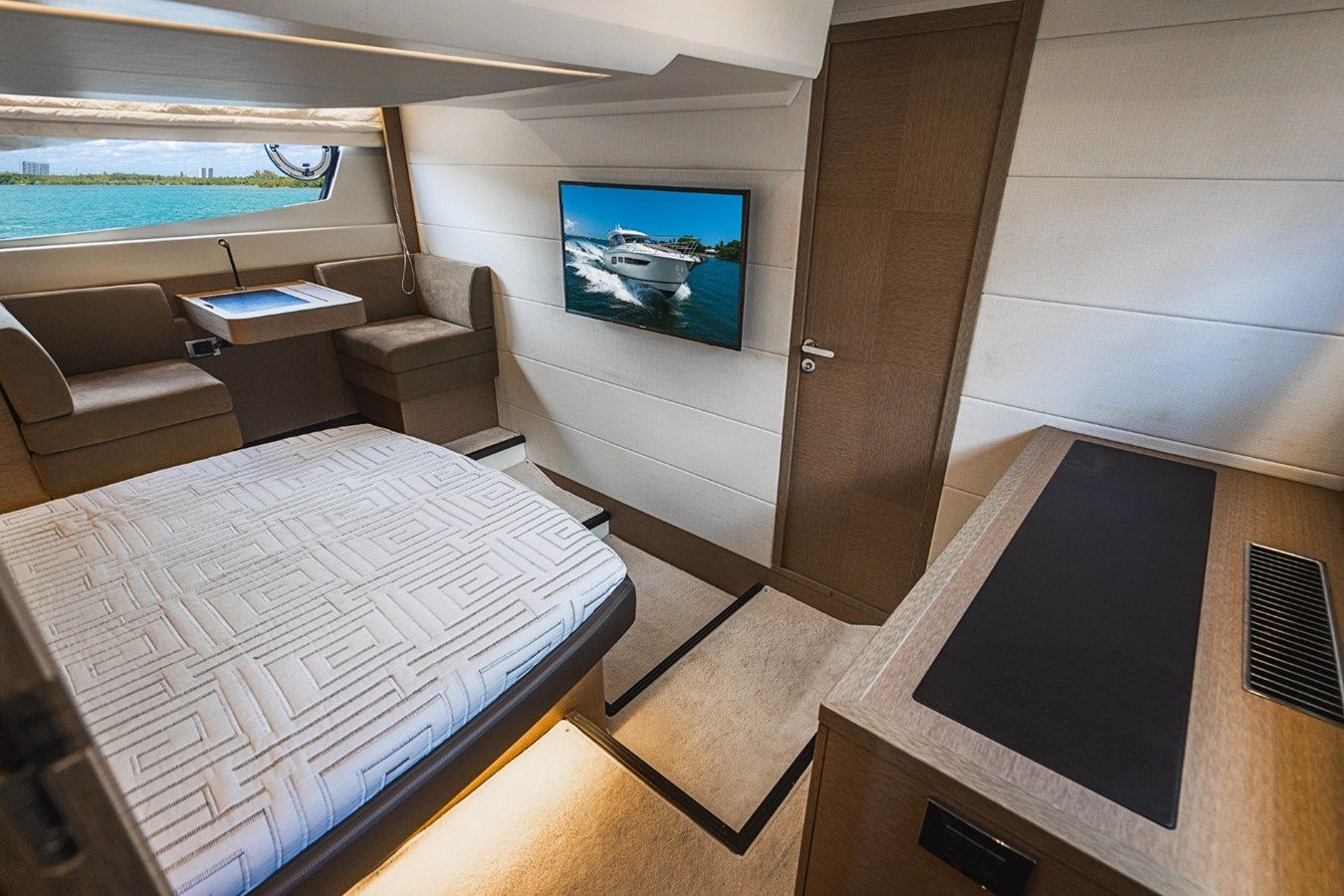 Купить яхту INVICTUS - PRESTIGE в Shestakov Yacht Sales