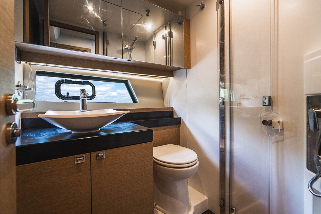 Купить яхту INVICTUS - PRESTIGE в Shestakov Yacht Sales