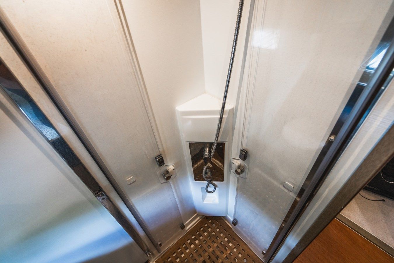 Купить яхту INVICTUS - PRESTIGE в Shestakov Yacht Sales