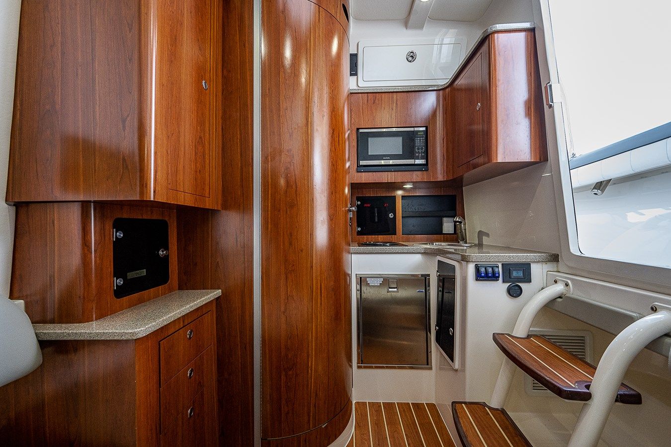 Buy a yacht Hung Over - REGULATOR