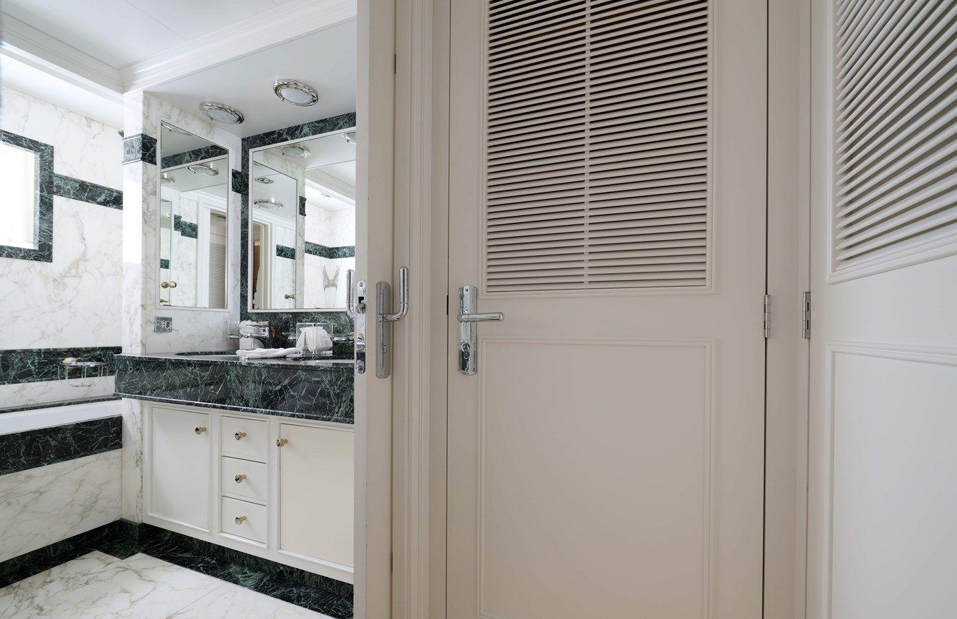 Лучшая цена на LADY BEATRICE 1993