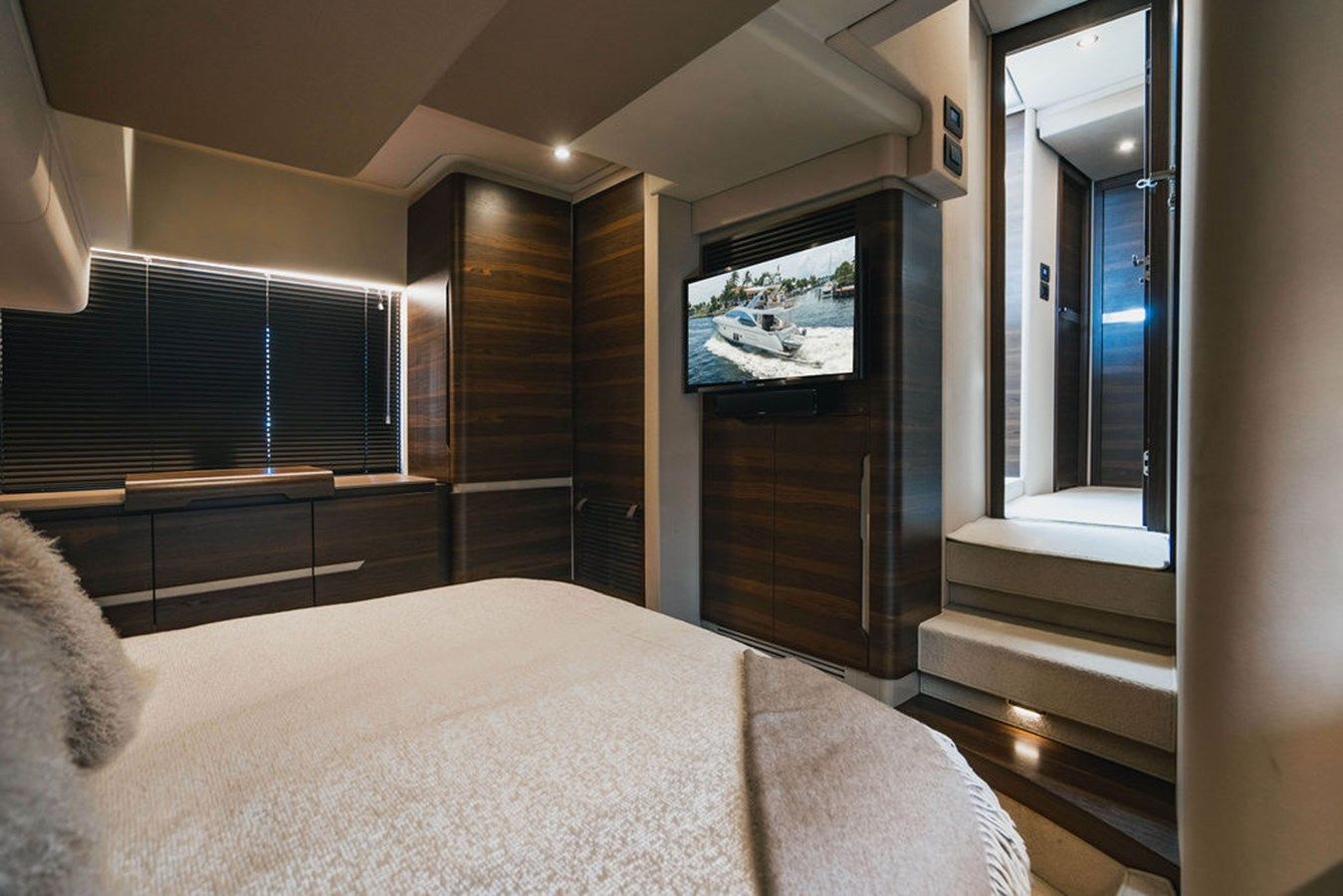 Лучшая цена на Field Office - Azimut Yachts