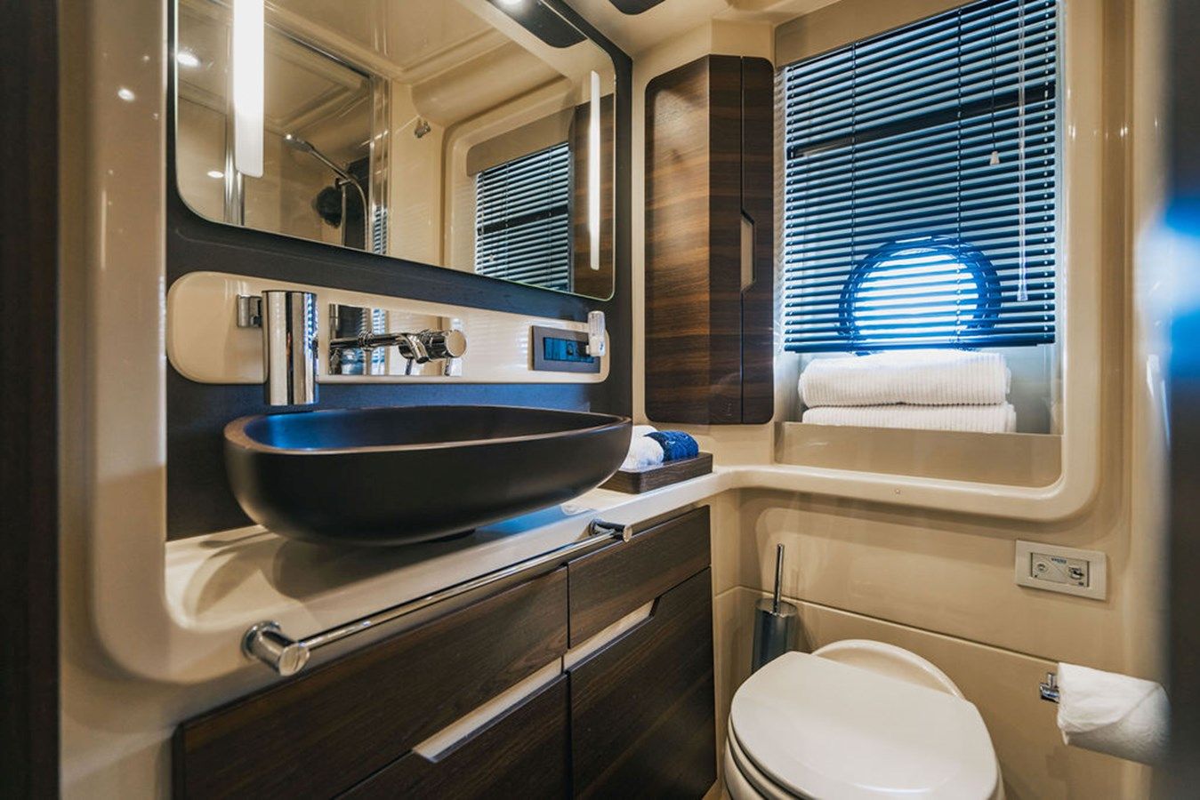 Лучшая цена на Field Office - Azimut Yachts