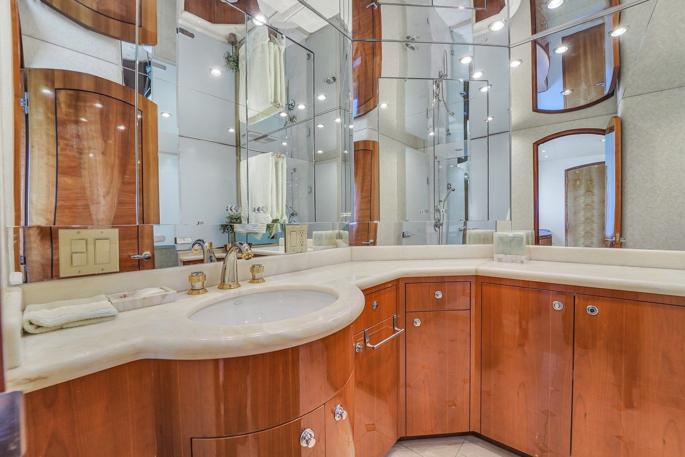 Hatteras 80 Motor Yacht 80