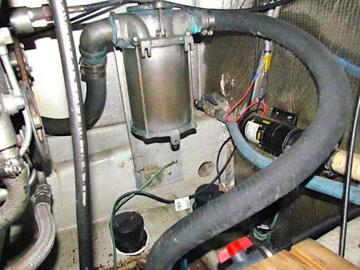 Buy a yacht 2002 Mainship 390 Trawler