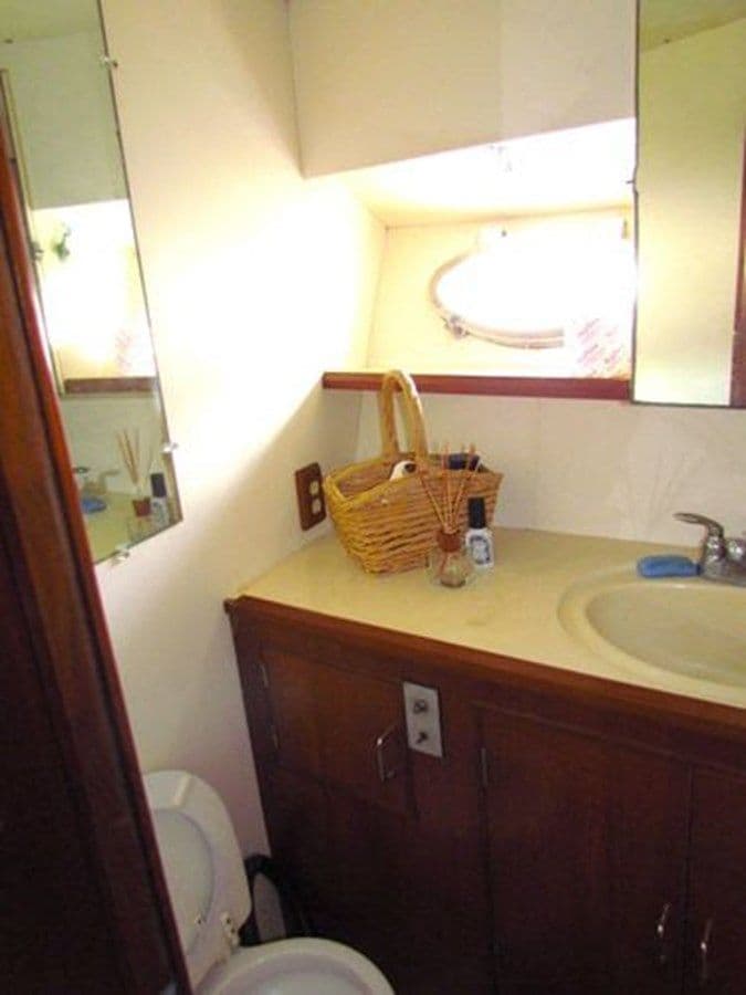 the best price on 1989 Ocean Alexander 42 Sedan 42