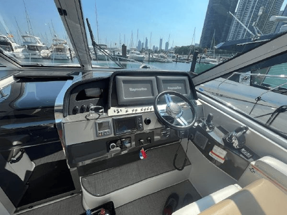 Buy a yacht 2011 Four Winns V475