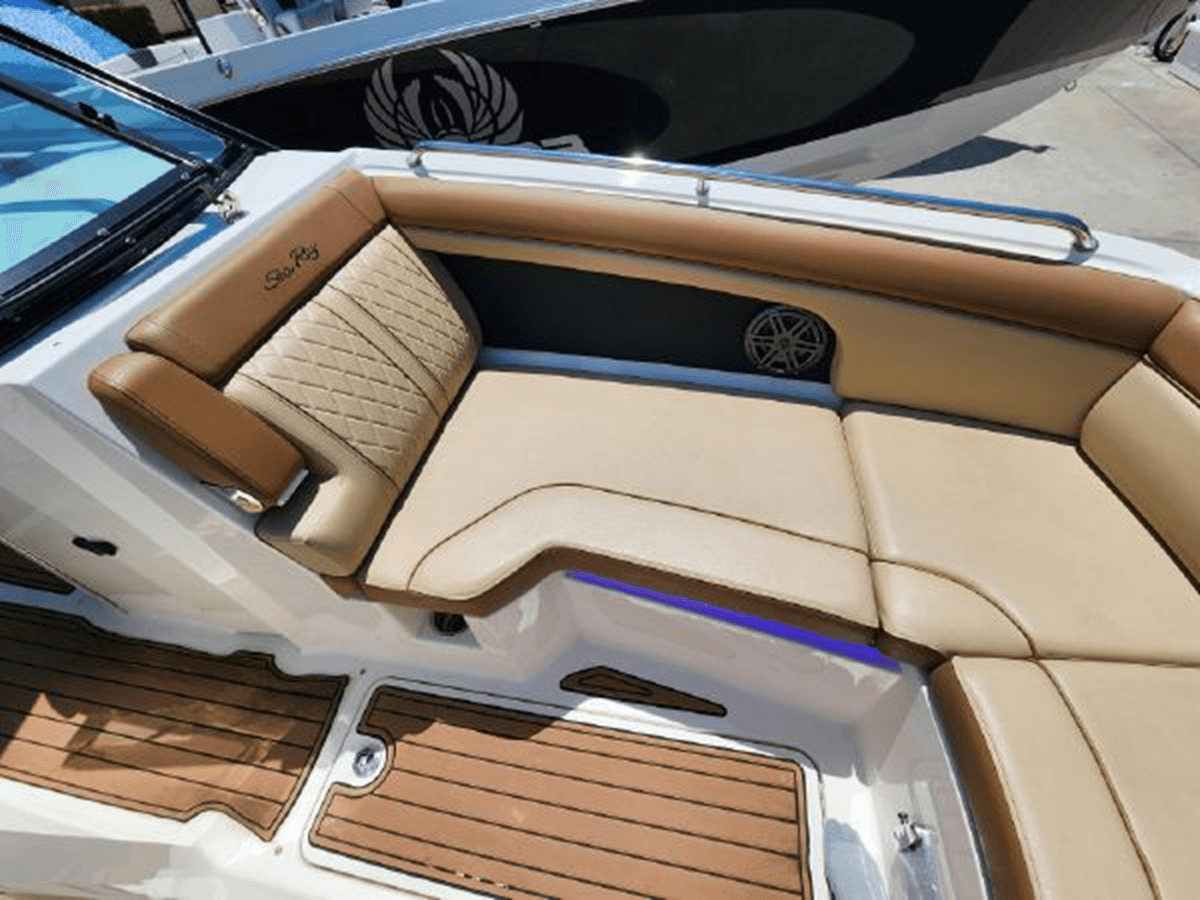 Buy a yacht 2015 Sea Ray 270 Sundeck 2015