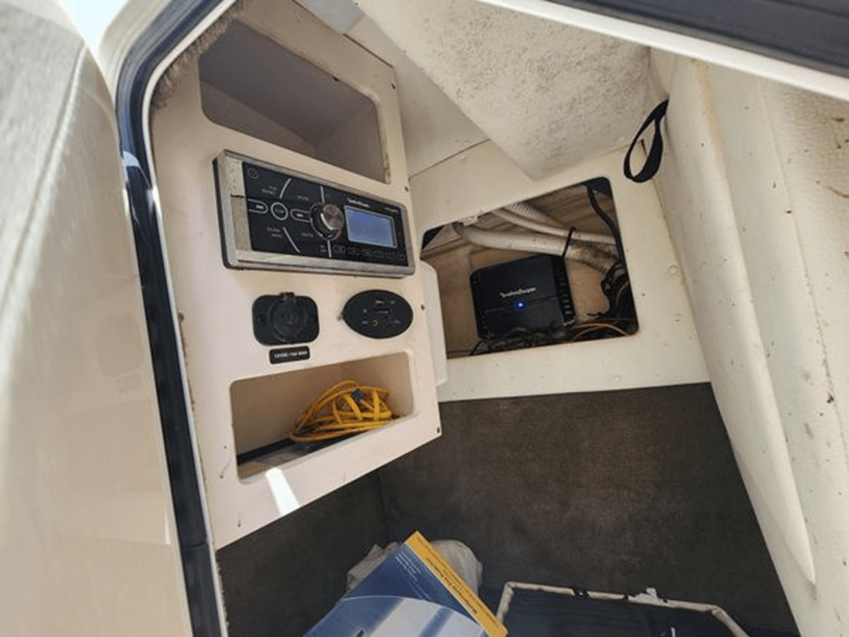 Buy a 2015 Sea Ray 270 Sundeck 2015 at Shestakov Yacht Sales