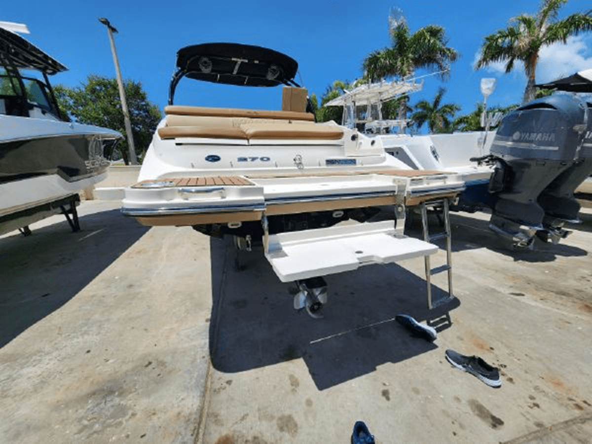 Buy a yacht 2015 Sea Ray 270 Sundeck 270 Sundeck