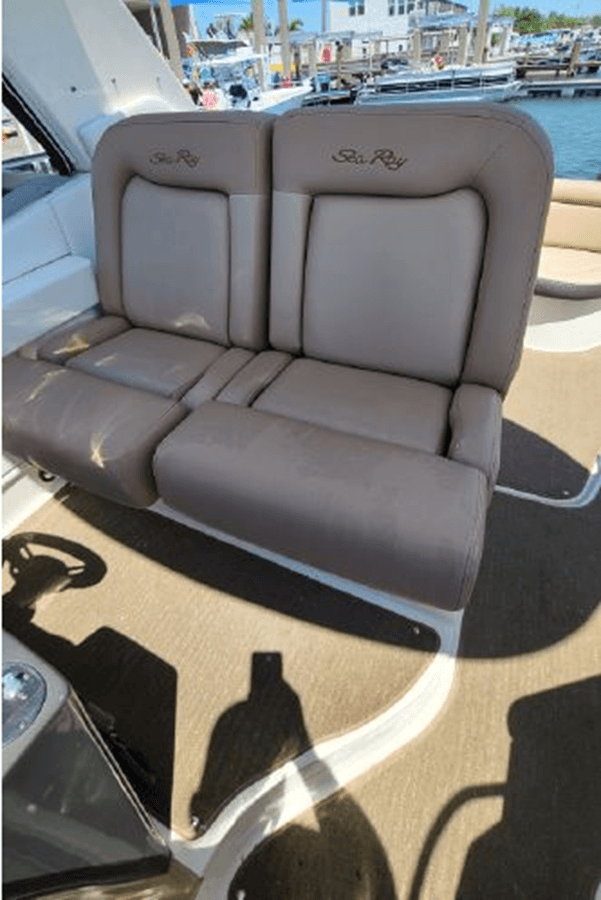 Buy a yacht 2016 Sea Ray 330 Sundancer 2016