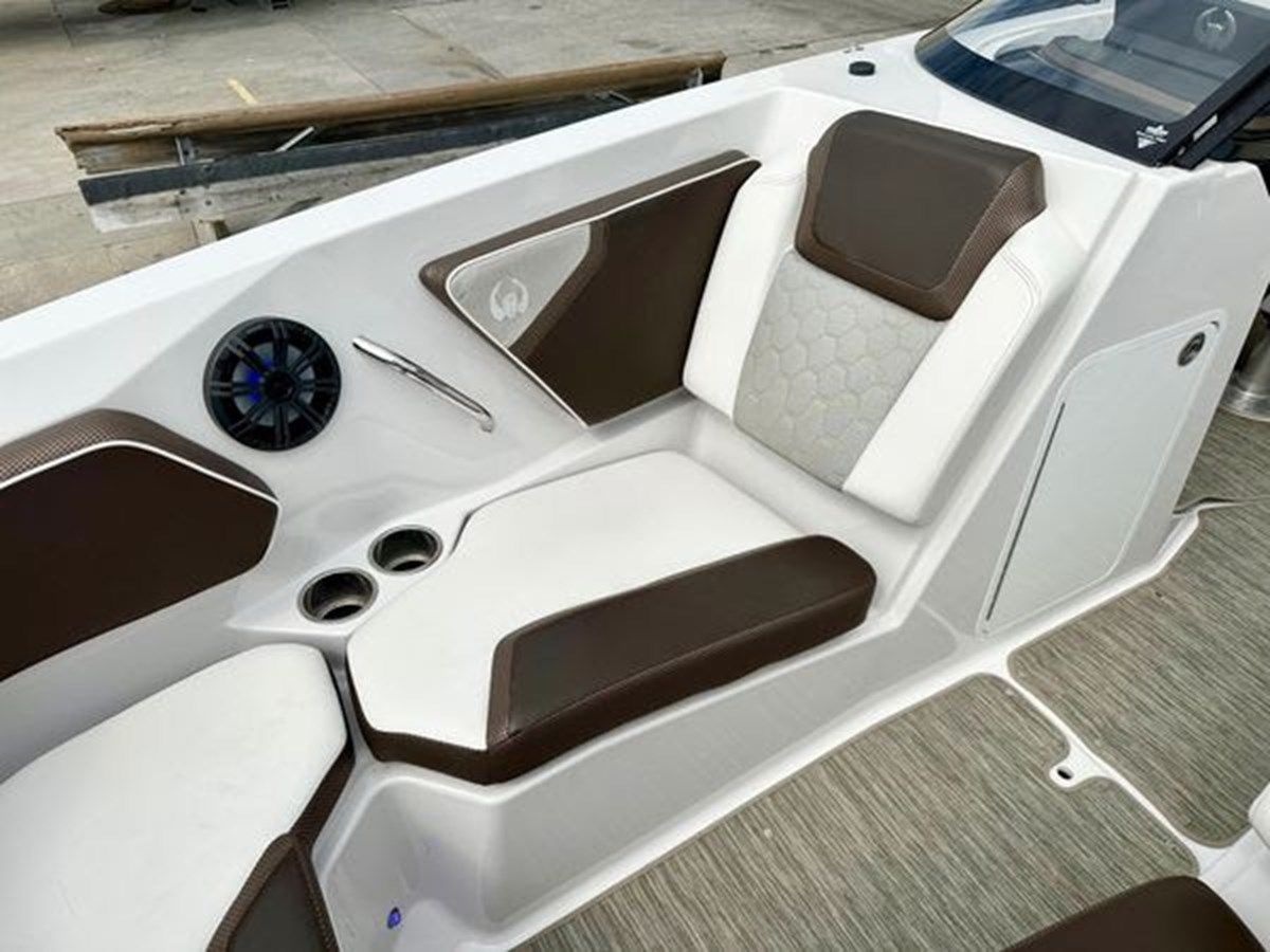 Buy a yacht 2019 Scarab 255 ID Open
