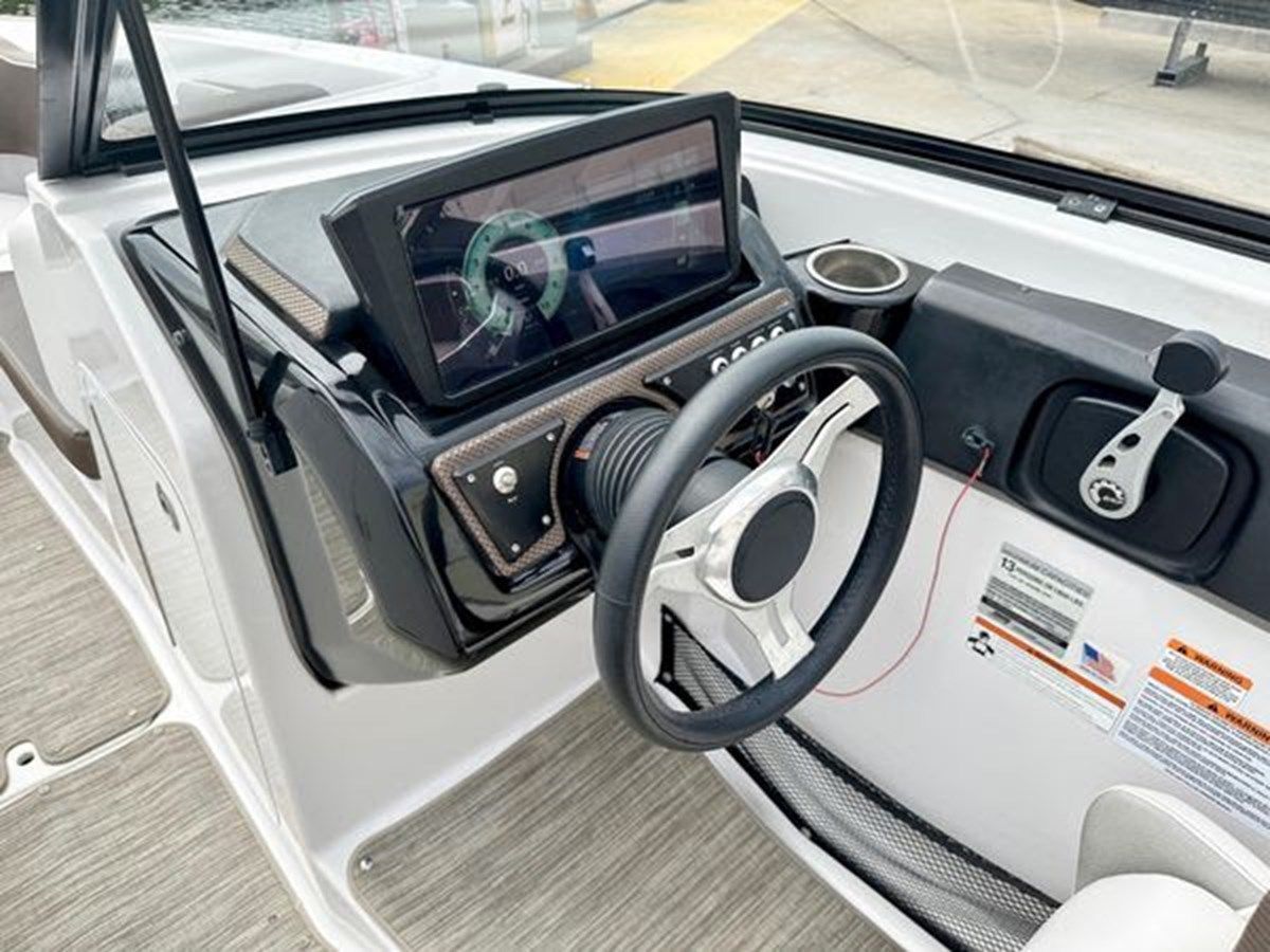 Buy a yacht 2019 Scarab 255 ID Open