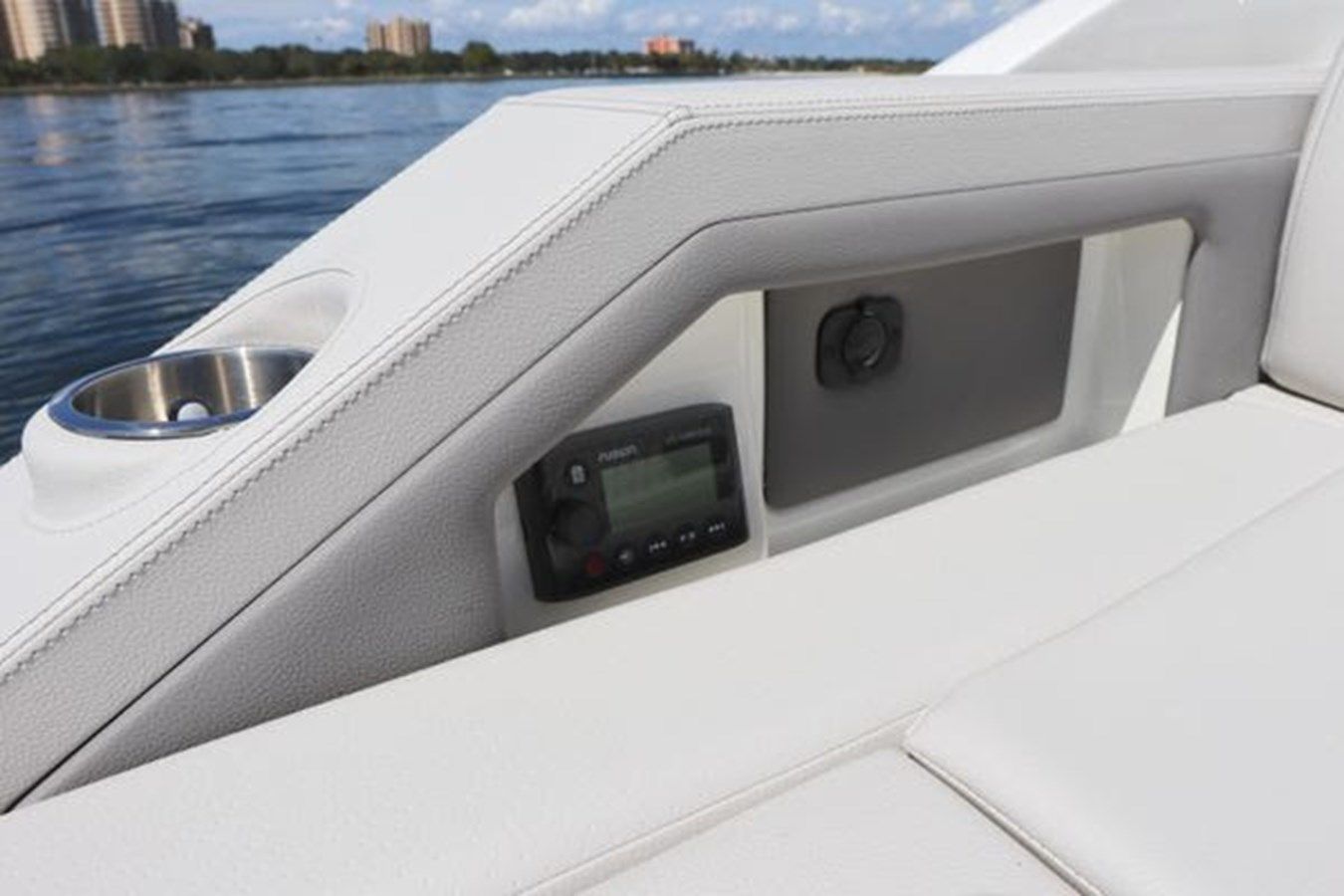 Buy a yacht Settle Down 310 SLX