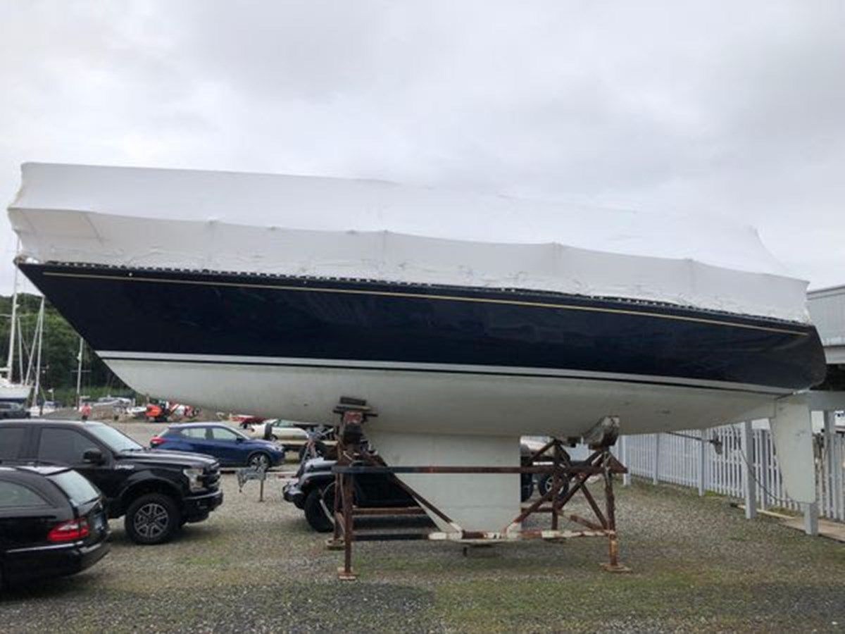 Продажа яхты DEFIANT 2100