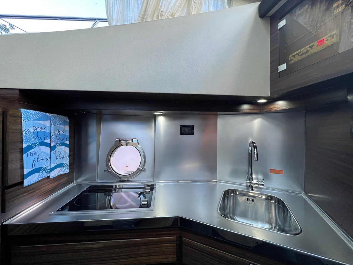 Купить яхту Azimut 40 2013 в Shestakov Yacht Sales