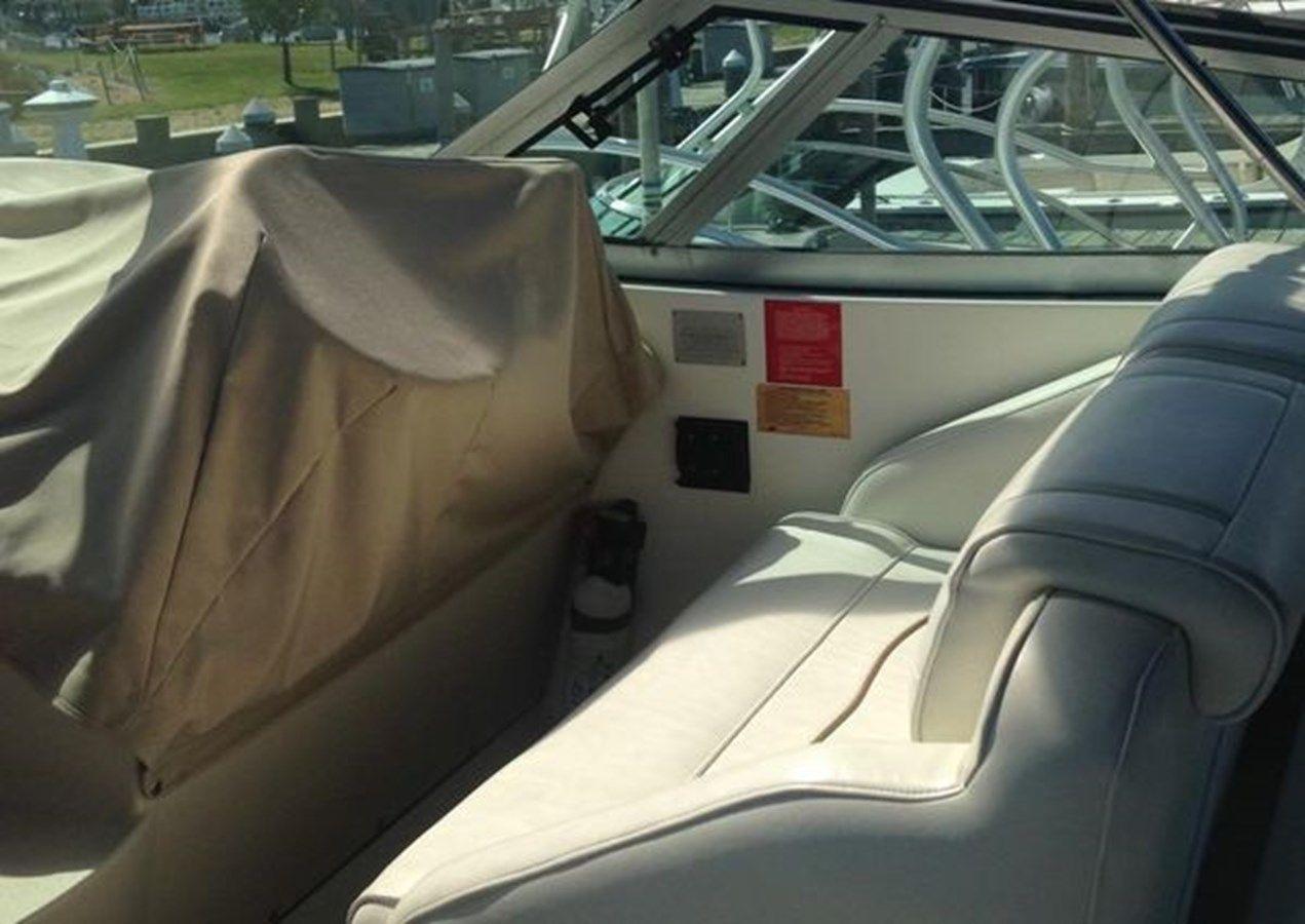 1998 Cruisers Yachts 2870 Rogue