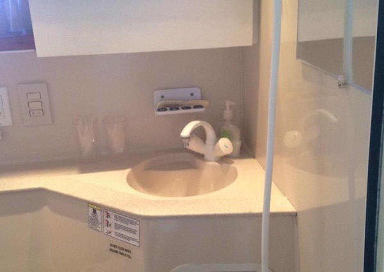 Buy a yacht 1998 Cruisers Yachts 2870 Rogue 1998