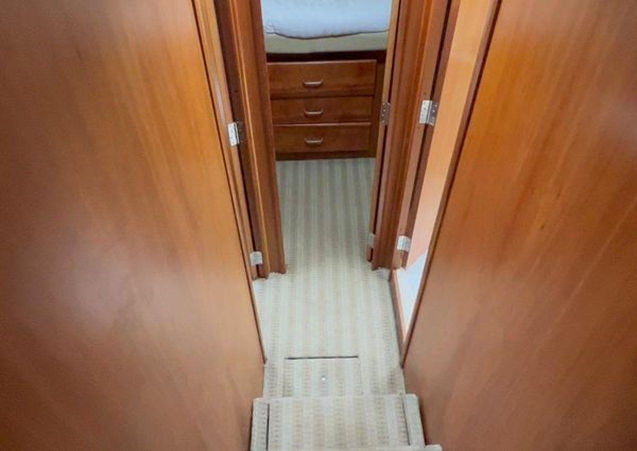 Купить яхту 2003 Luhrs 40 Convertible - LUHRS в Shestakov Yacht Sales